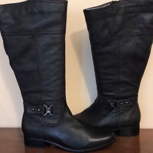 Women’s 9W black zip up boots